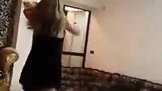 راقصة مصرية مثيرة تخلع ملابسها وتتناك على حلبة الرقص
