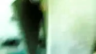 عاهرة مصرية تظهر ثدييها في دش الشارع