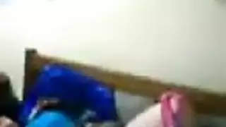 عاهرة ناضجة تأخذ قضيبًا كبيرًا لجولة ممتعة