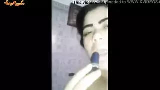 إباحية: استمناء بقضيب أحمر شفاه للعاهرة اليائسة