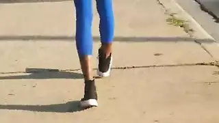 ملكة الشرج النحيلة حمراء الشعر تأخذ ضربات خشنة