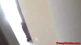 شرج في مرحاض عام: قضيب أسمر كبير ولعبة أرجوانية