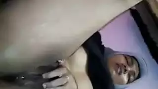 عاهرة محجبة تأخذ عدة زبور في حافلة القاهرة المزدحمة