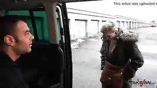 سكس في السيارة: فتاة مركز الصيانة تأخذ زب قوي في السيارة