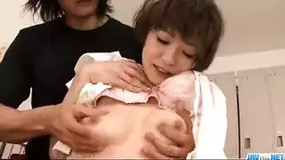 آسيوية صغيرة ذات كس مشعر في جنس جماعي قاسي