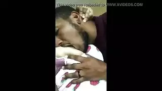 ولد عراقي يرضع كس بنيه