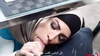 مشهد مايا خليفة المثير: قضيبان لها وللوالدة والصديقة