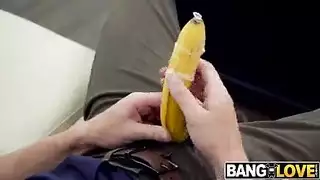 أمهات عاهرة بصدر ضخم تداعب ابنها لمشهد إباحي محرم