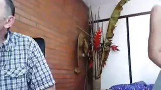 المدير ذو الخبرة يمدد عضلات مساعدات المكتب الضيقة