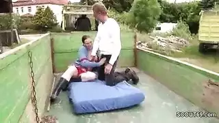 ميلف ألمانية تتناك من فلاح في المزرعة