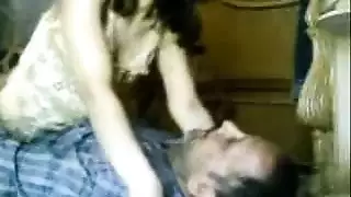 جنس افعلها بنفسك: النجار ينيك العميلة على منضدة العمل