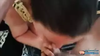 سيدة مثيرة تمص بقوة وتلعق قضيبًا سمينًا