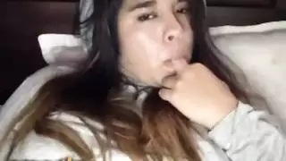 إباحية جزائرية هاوية: فتاة وقحة تستعرض كسها الضيق المبلول