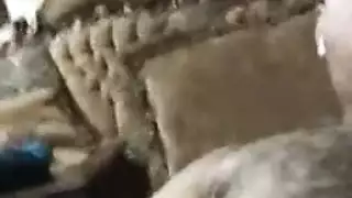 نائب الرئيس غارق على ركبتيها مثلي الجنس