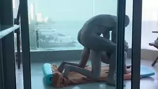 إيلاج عميق قاس: كسها مليء بالكامل، صرخات النشوة