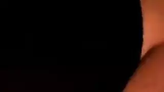 نزع حمالة صدرها الضيقة للوصول إلى فعل الحلق العميق