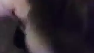 متعة القضيبين لنجمة إباحية موشومة مغامرة