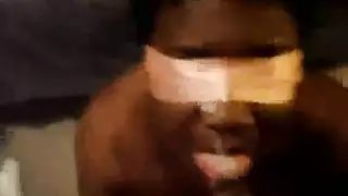 فتاة معصوبة العينين تئن خلال تدليك sensual قبل double penetration