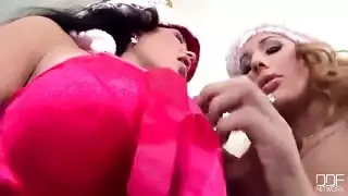 مشهد سحاقي عيد ميلاد صريح: ماما نويل وصديقتها المتناسقة في هزة جماعية