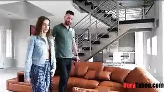 امرأة سمراء مغرية تستمتع بجنس شرجي مكثف