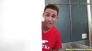 أليكسيس فوكس ونيكول أنيستون تتبادلان مص الثدي الكبير والجنس العنيف