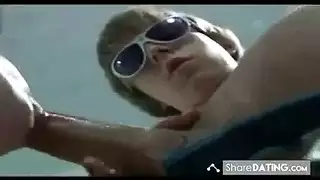 فتاة المكتب الصغيرة تركب قضيبًا قاسيًا في إباحية الصباح