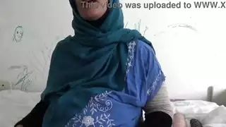 اخ السكرن يتبول في اخته