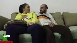 تخون زوجها وهو في العمل مع عشيقها و تتناك على الأريكة