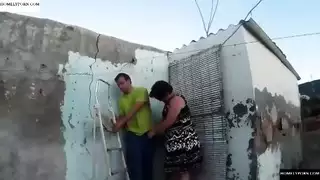 فرج الجارة المحروم يحصل على قذف داخلي قوي وفوضوي على السطح