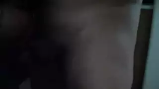 شقراء نارية تتعامل مع قضيب صلب نابض