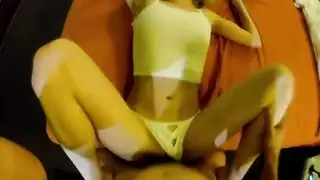 حامل وتأخذ زباً وجهاً لوجه في جنس جماعي