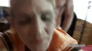 المبتدئة السخيفة تتوسل لقضيب العجوز الصلب