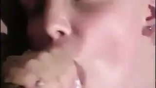 ملكة المص تمص قضيبي المنتصب بعمق في حلقها