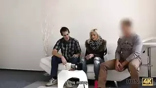ينيك زوجة جاره أمام زوجها في مقابل المال ويفشخها في كسها الأبيض على الأريكة