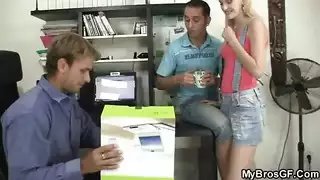جلسة جنس فموي حميم مع شريكها الجديد
