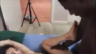 هزة جماع صارخة من زب أفريقي وحشي يملأ فرج عربية