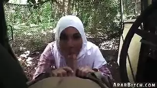 محجبة تأخذه في السيارة: تقفيش قوي واستعراض تعرية مثير