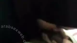 محجبة ممتلئة تأخذ زباً غليظاً في فمها ثم في كسها