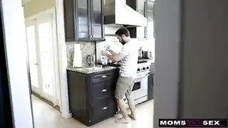 زوجة غير مخلصة تستمتع بجنس شرجي مزدوج مع عشاق أصغر سناً