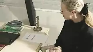 بورن ثلاثي ينتهي بقذف ساخن على الوجه