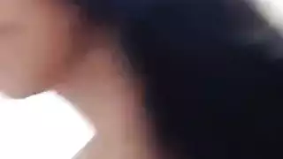 إغراء شيميل: تخلع ملابسها الداخلية البياء لتطلق العنان لقضيب عملاق