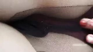 حركة القدمين للفتاة الآسيوية بينما يتم اللعب بكسيها الضيق