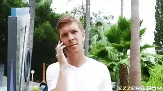 الخادمة المشاغبة تمص وتنكح المدير في بيته