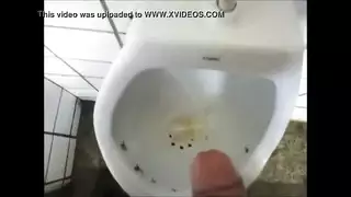 نيك سريع في حمام عام: قضيب غليظ يملأها بالسائل المنوي