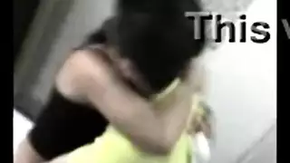 شاب ممحون ينيك كساً مشتعلاً في حمام عام، فعل عميق حتى الخصيتين