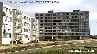 عاهلات الشوارع يمارسن الجنس في الأزقة مقابل النقود