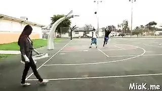 مايا خليفة مع جون