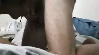 بلع العضو على السرير ثم أخذ قذف كثيف على الوجه