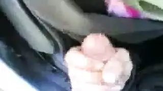 إباحة ثنائي عربي: عاهرة محجبة تمارس الجنس الجماعي في السيارة