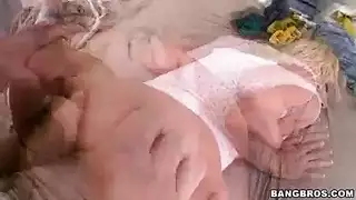 كس شقراء مؤجر يتلقى نيك كلبي لا يرحم في سريرها